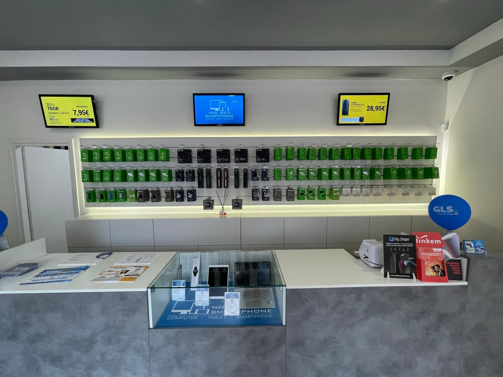 Mostrador de la tienda Non Solo Smartphone